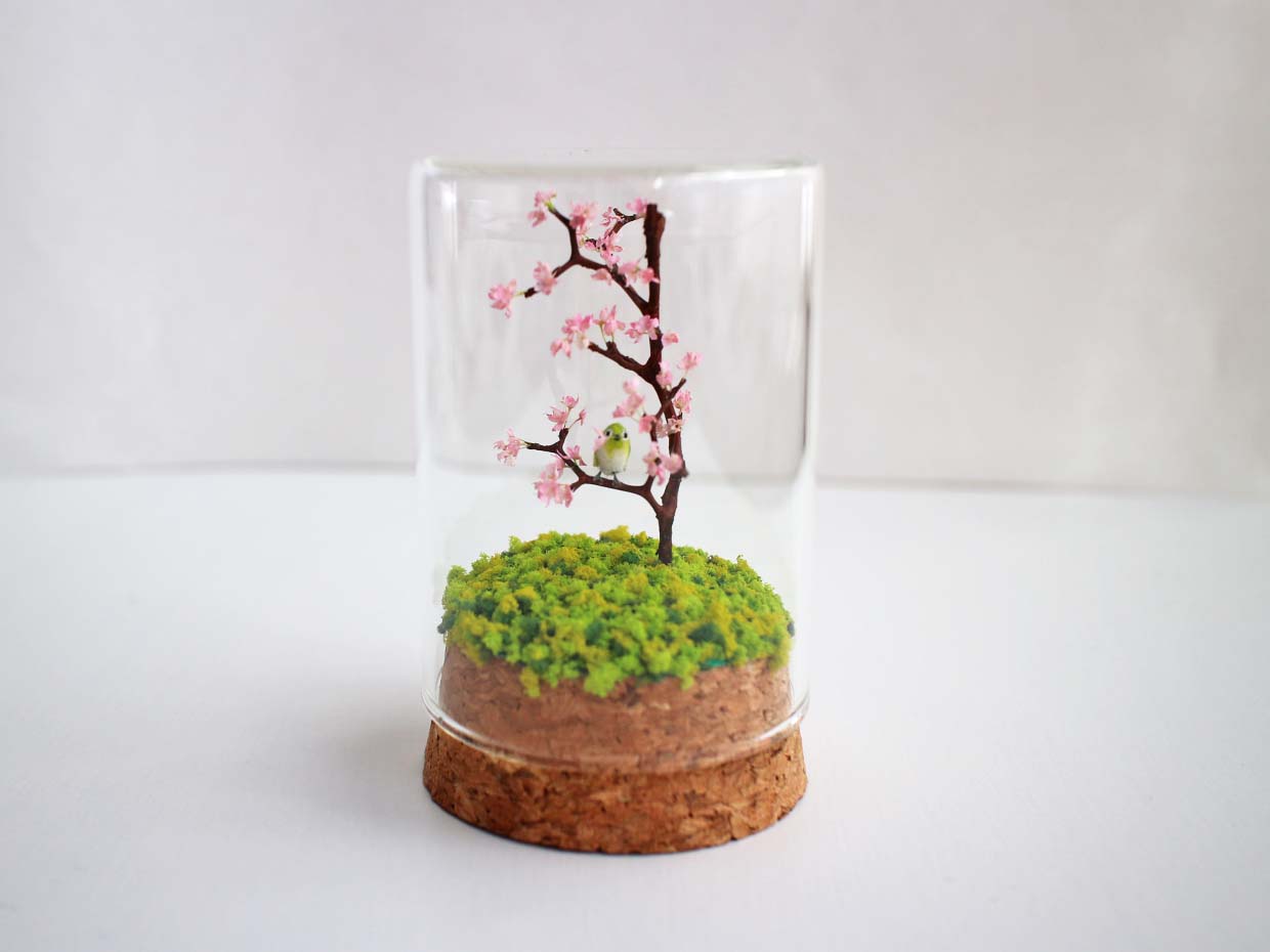 ミニチュアのメジロと桜の木　盆栽