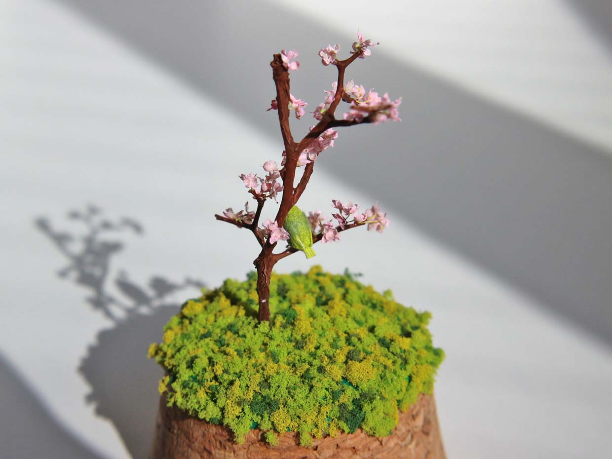 ミニチュアのメジロと桜の木　盆栽