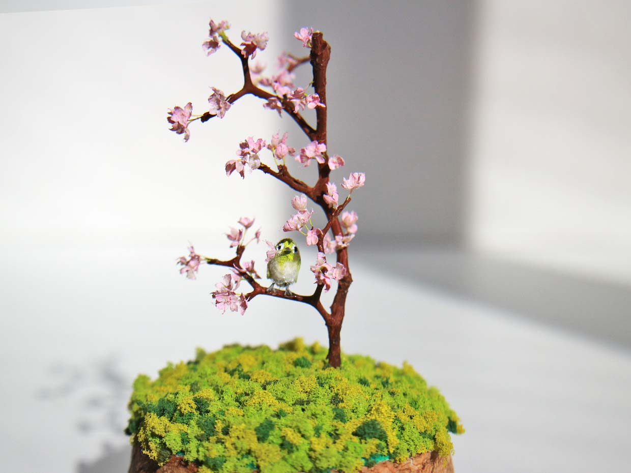 ミニチュアのメジロと桜の木　盆栽