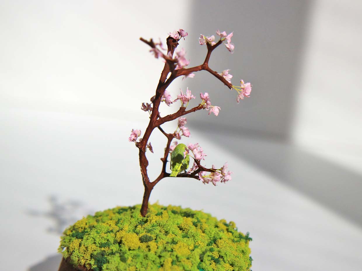 ミニチュアのメジロと桜の木　盆栽