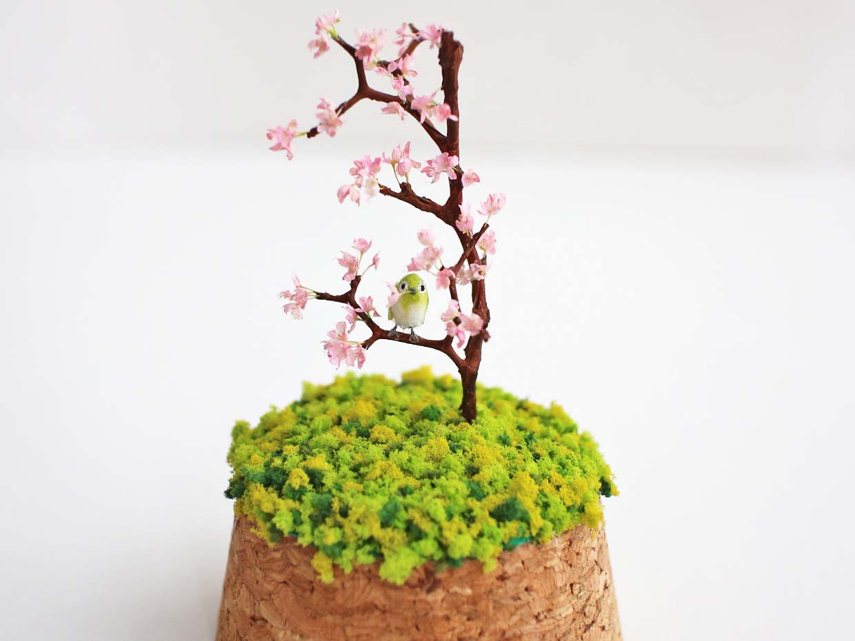 ミニチュアのメジロと桜の木　盆栽