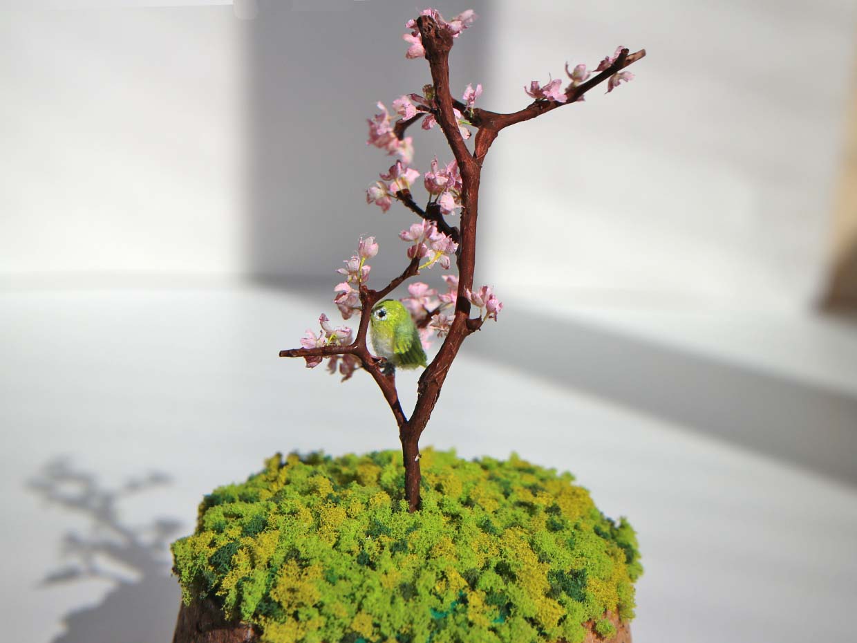 ミニチュアのメジロと桜の木　盆栽