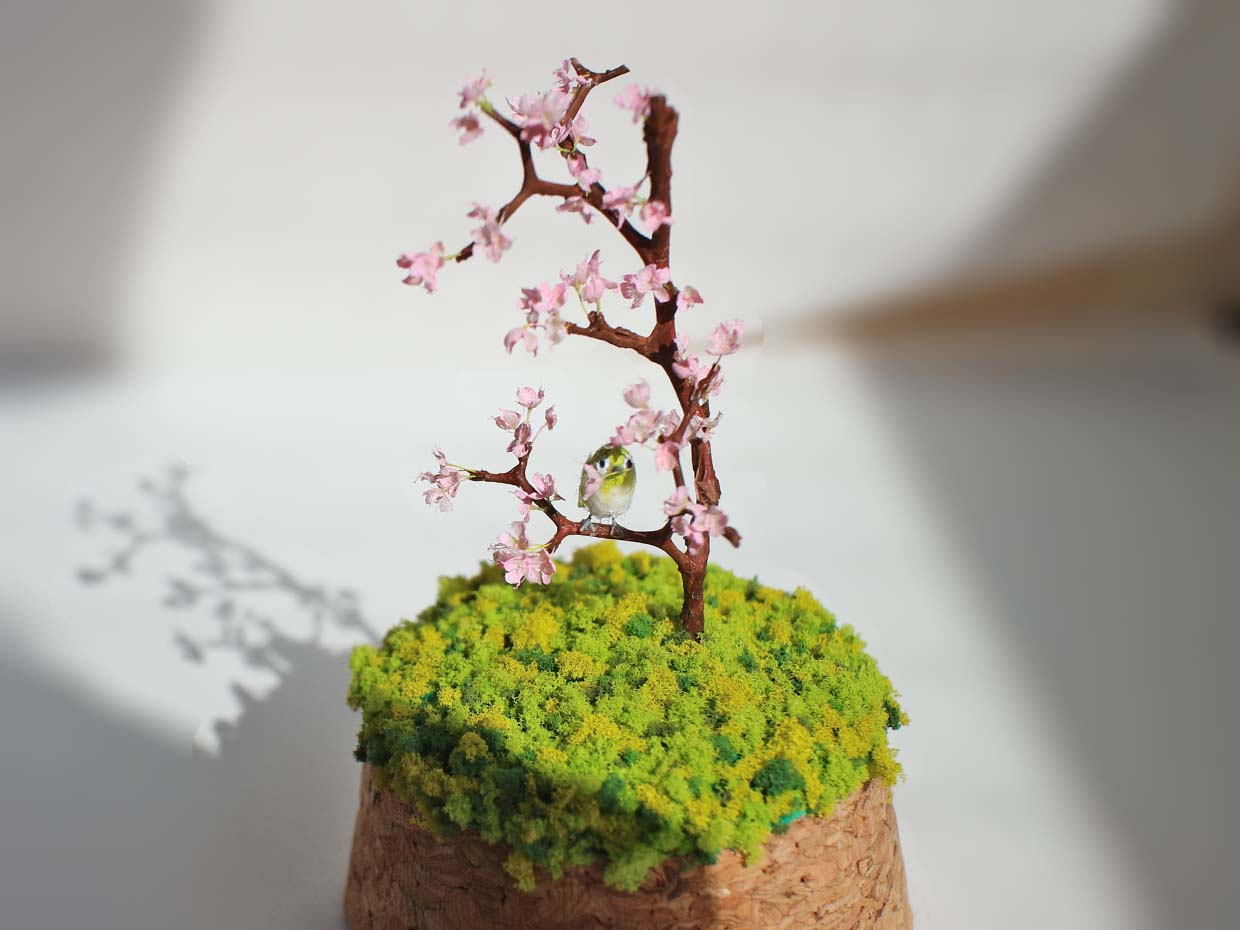 ミニチュアのメジロと桜の木　盆栽